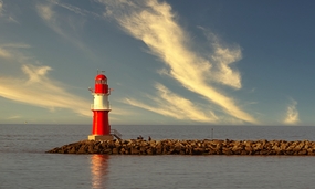 海边海岸红色灯塔建筑摄影图片